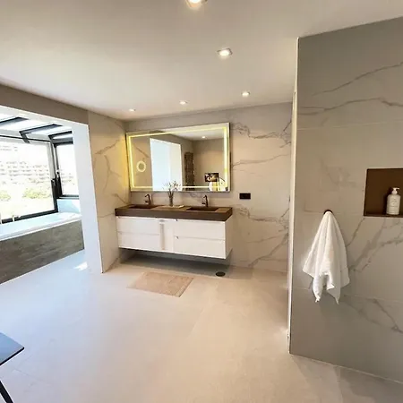 Magnific With 7 Bedrooms, Spa, Pool, Gym! *