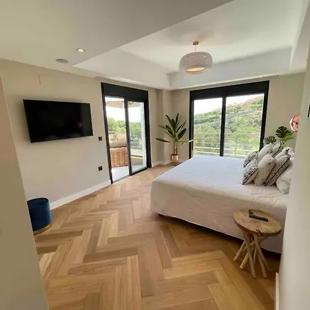 Magnific With 7 Bedrooms, Spa, Pool, Gym!
